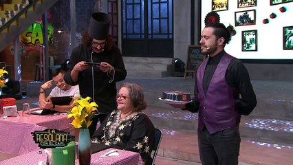 El Chef Capitonny está de regreso en La Resolana para poner en apuros a Ismael, Geny y Regina.