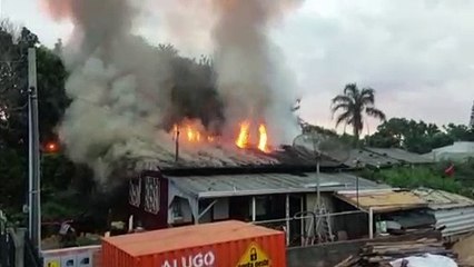 Casa é destruída ao pegar fogo no Bairro Santa Felicidade