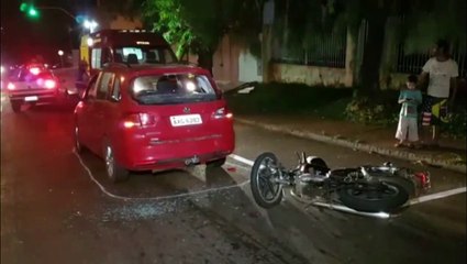 Carro e moto batem no Bairro Periolo