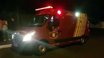 Mulher se fere ao perder controle de veículo e bater em caçamba de entulho