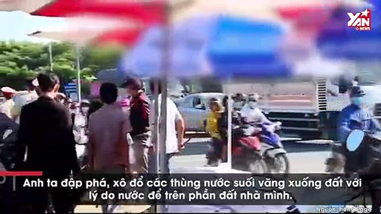 Chủ nhà cầm gậy rượt đuổi CSGT phát nước cho người đi đường bị kẹt xe