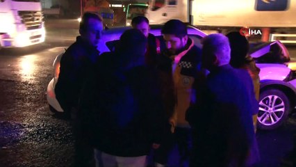 Ters yönden karşıya geçmeye çalışan araç, trafiği birbirine kattı: 1 yaralı