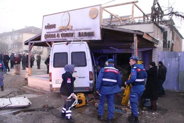 Otomobile Çarpan Minibüs Lokantaya Girdi: 12 Yaralı