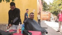 Las barberías de Caracas se mudaron a las aceras