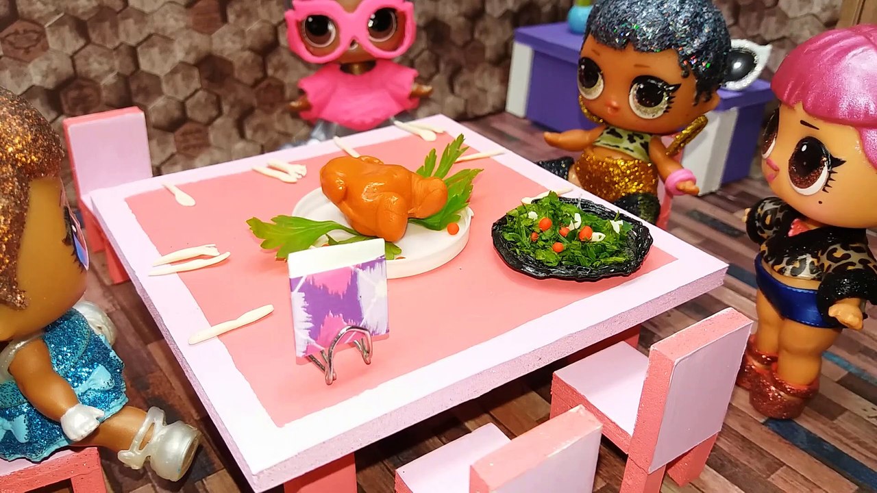 Yemekteyiz Biz LOL Sürpriz Bebekler | LOL Surprise Doll in Kitchen Food Cooking