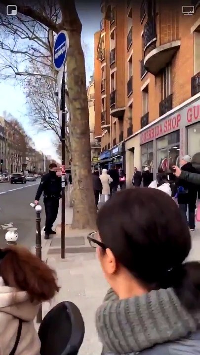 Dérapage d'un policier qui gaze des passants non gilets jaunes le samedi de l'Acte XIII