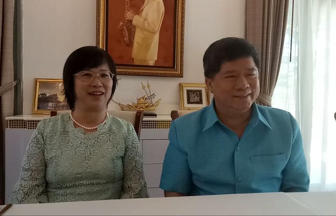 泰国驻吉兰丹领事馆甫上任的总领事孟坤偕同夫人恭祝各界新年快乐