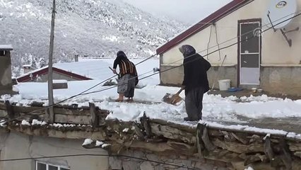 Dağ Köylerinde Toprak Damlarda Kar Mesaisi