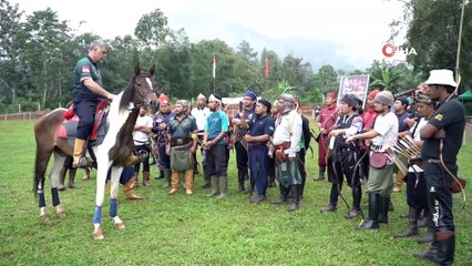 Endonezyalılara Türk okçuluğunu öğretiyor