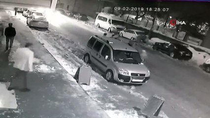 Çatıdan düşen kar kütlesi faciaya neden oluyordu... O anlar kamerada