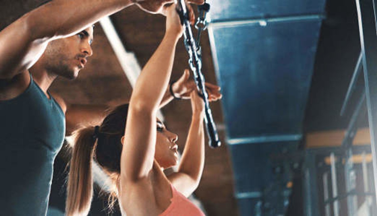 Lat Pulldown am Gerät