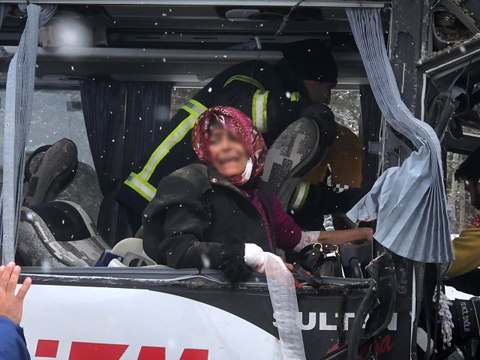 Midibüs TIR'a Çarptı, Olay Yerinde Can Pazarı Yaşandı