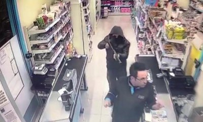 Kar maskeli, pompalı tüfekli market soygunu kamerada