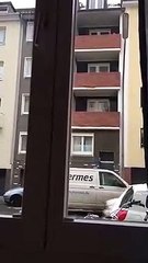 Un livreur filmé en jetant à plusieurs reprises un colis vers un balcon depuis le toit de sa camionnette