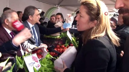 Bayrampaşa'da tanzim satış aracı önünde uzun kuyruklar