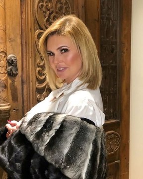 شاهدوا يسرا تندمج مع غناء محمد الشرنوبي وتشعل الأجواء برقصها