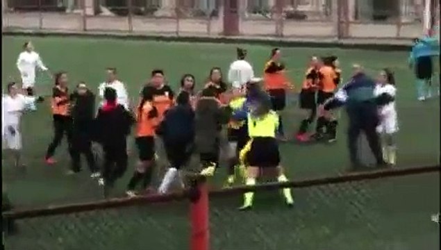Kırmızı kart gören kadın futbolcu kadın hakeme saldırdı.