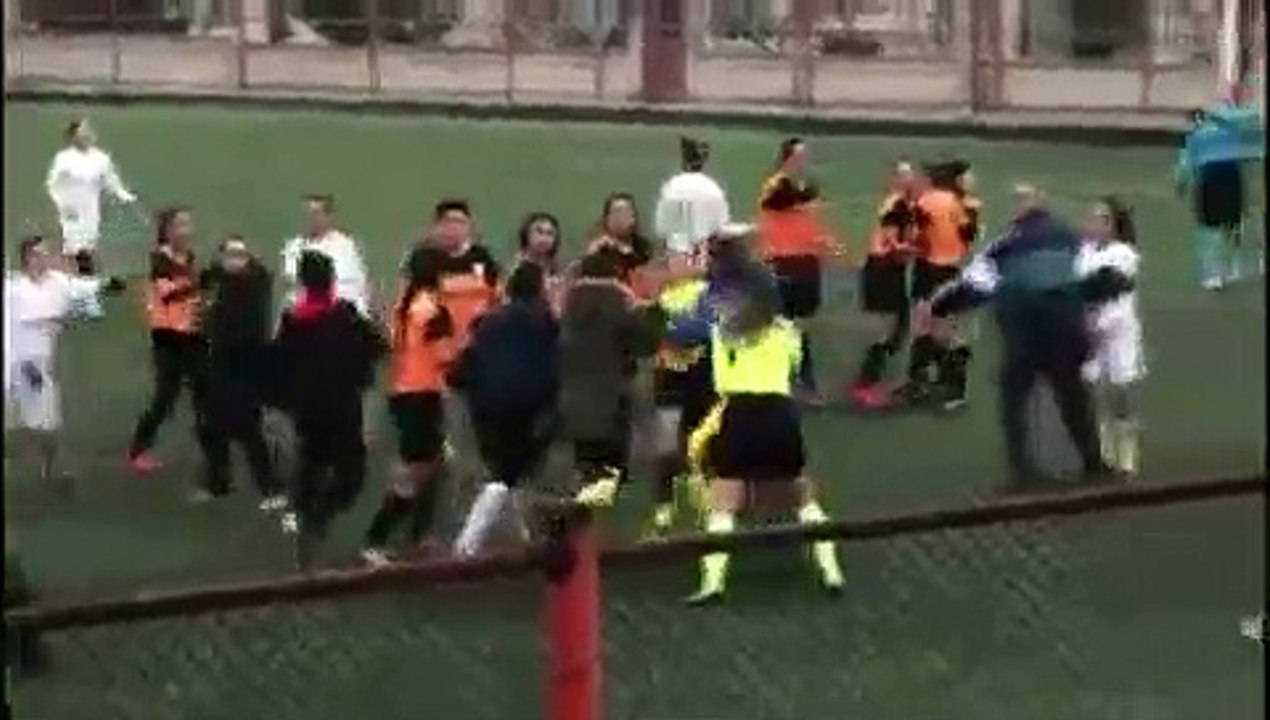 Kırmızı kart gören kadın futbolcu kadın hakeme saldırdı.