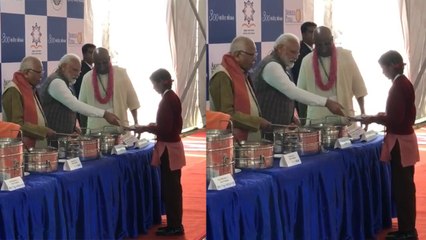 PM Modi ने जब Vrindavan में अपने हाथों से गरीब बच्चों को परोसा खाना | Watch Video | वनइंडिया हिंदी