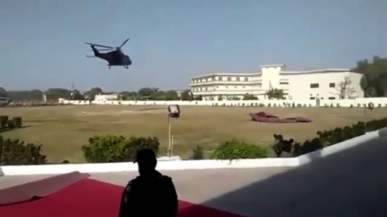 Watch the moment a carpet flew in the air causing serious threat to Asif Zardari's Helicopter