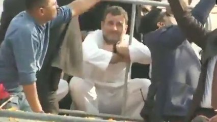 Priyanka Gandhi के UP Roadshow में जब बिजली के तारों ने रोका Rahul Gandhi का रास्ता | वनइंडिया हिंदी