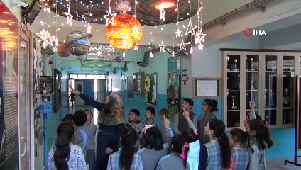 Erzincan'da öğrenciler güneş sistemi maketiyle ders işliyorlar