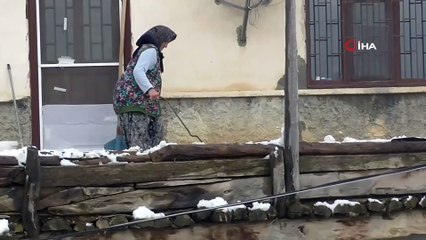 Beyşehir’de düz damlı evlerde kar temizliği
