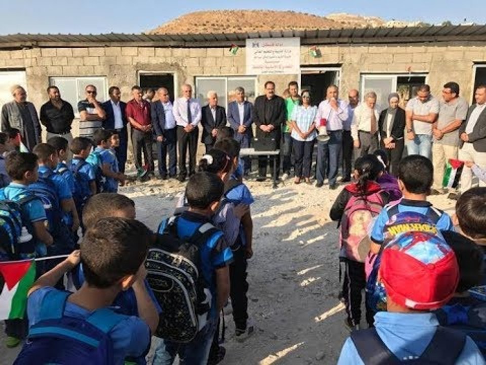 طلاب فلسطينيون ينتظمون في مدرسة جب الذيب الضفة الغربية  رغم هدم إسرائيل لها