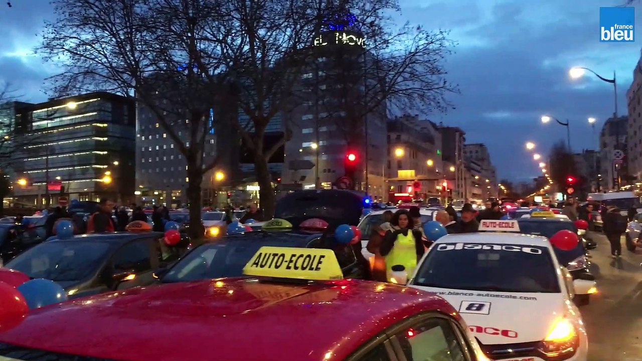 Les auto-écoles manifestent dans Paris contre la réforme du permis de conduire