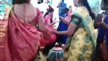 மகள் சவுந்தர்யா திருமணத்தில் கும்மியாட்டம்... குடும்பத்துடன் ரசித்த ரஜினி-வீடியோ