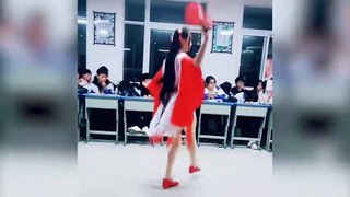 班花在教室跳《寄明月》全班同学的焦点都在她身上了_校园最火热歌劲舞合辑