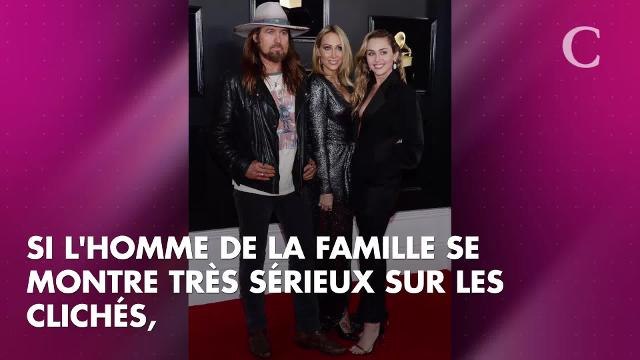 PHOTOS. Un beau portrait de famille ! Miley Cyrus pose avec ses parents à son arrivée aux Grammy Awards 2019