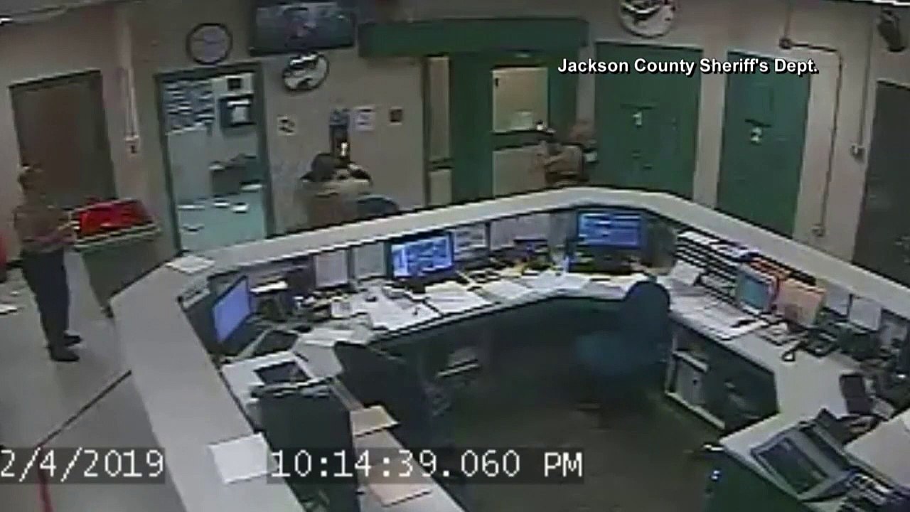 Un prisonnier essaye de s'évader en passant par le plafond _