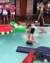 Une jeune fille a oublié un gros détail avant d’aller se baigner dans la piscine