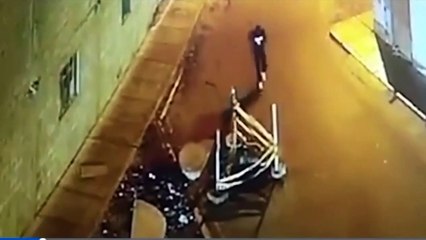 Un homme absorbé par son téléphone tombe dans un trou en marchant