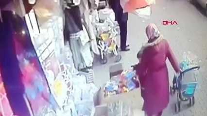 Bursa Mağazanın Önündeki Oyuncağı Böyle Alıp Götürdü