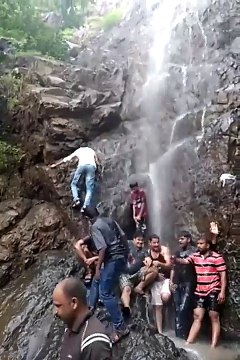 Quand tu essaye de faire du canyoning en claquettes...