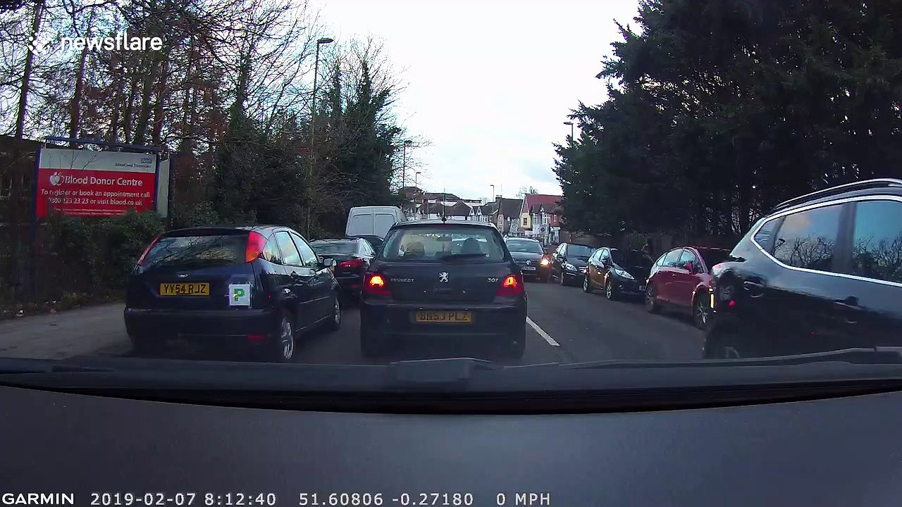 'Smart car, dumb driver'? Tiny car parks horizontally holding up traffic in London