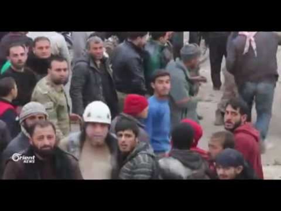 Firokeyên rêjîmê bazara gelerî li bajarê Ebû El-Zihûr li Idlibê topbaran kirin