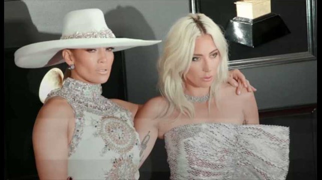 Jennifer Lopez et Lady Gaga s’échangent un baiser sur le tapis rouge des Grammy Awards