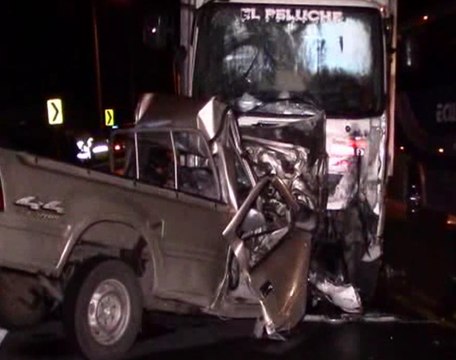 Una persona fallecida es el resultado de un choque frontal entre una camioneta y y un camión