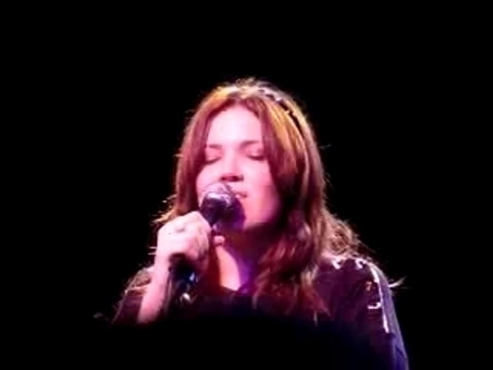 Mandy Moore - Umbrella (live)