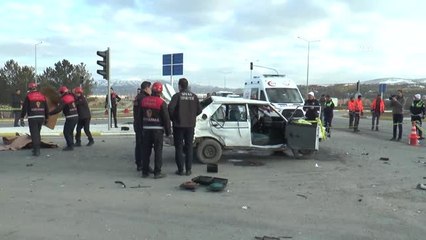 Otomobil ile Tır Çarpıştı: 1 Ölü, 2 Yaralı - Sivas