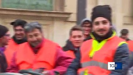 Agricoltura, tornano Gilet Arancioni "e il 14 tutti a Roma". Sindaco di Bitonto: "fate un Reddito di cittadinanza per gli agricoltori"