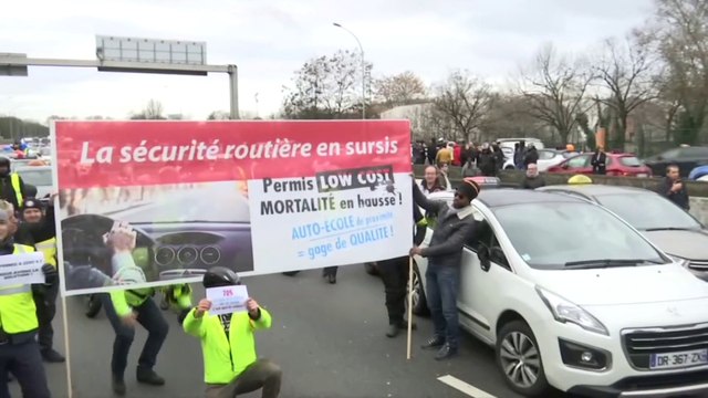 Les auto-écoles manifestent contre un permis low cost