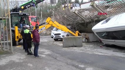 Beykoz'da İstinat Duvarı Araçların Üzerine Çöktü