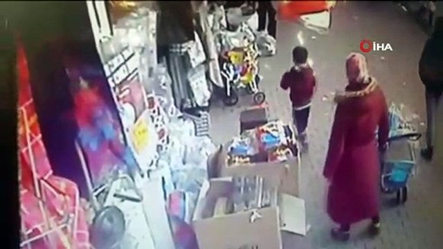 Bebek arabasında getirdiği çocuğa böyle hırsızlık yaptırdı