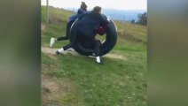 Un gars descend une pente dans une chambre à air !