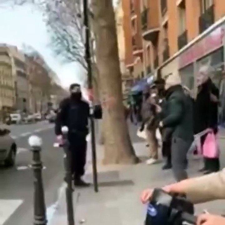 Gilets Jaunes : un policier asperge de gaz à lacrymogène un manifestant en hurlant: «Recule ou je te lynche ta mère!».