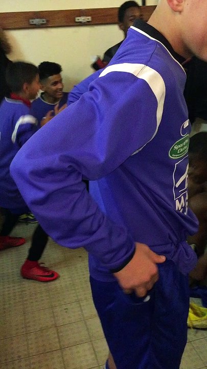 Victoire des U 15 a PERSAN,AMBIANCE dans les vestiaires